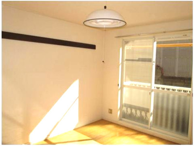 【洋室】 | ワイエムハイツ | 日が差し込む明るいお部屋。