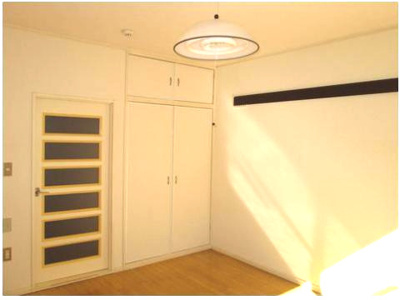 【内装】 | ワイエムハイツ | キッチンとの間にはドアがあるので、エアコンも効きますね。