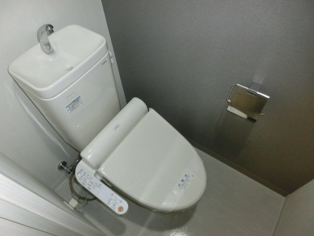 大阪市淀川区十三東１丁目の賃貸マンションのトイレ