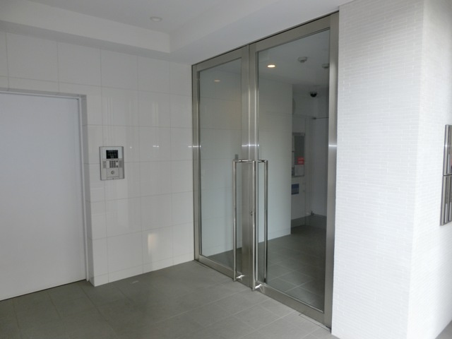 大阪市淀川区十三東１丁目の賃貸マンションのエントランス