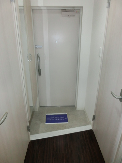 大阪市淀川区十三東１丁目の賃貸マンションの玄関
