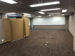 ノヴレスＭビルのエントランス