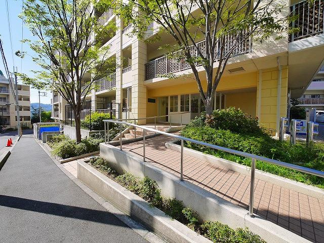 サンクタス・リビオ学園大和緑のまちのエントランス|ゆとりのあるエントランスです