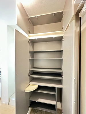 【玄関】 | カロス新百合 | 玄関から入って右手にあるシューズボックスです♪靴が散らからずいつでも玄関すっきり☆お客様もスムーズにお出迎えできますね♪