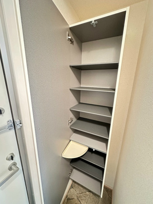 【玄関】 | カロス新百合 | 玄関から入って左手にあるシューズボックスです♪シューズボックスが2ヶ所あるのでお気に入りの靴もたっぷり収納できますね！