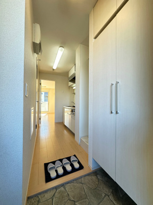 【玄関】 | カロス新百合 | 玄関から室内への景観です！キッチンの奥に洋室8.5帖のお部屋があります♪
