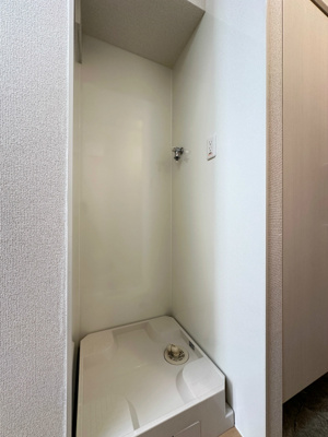 【設備】 | カロス新百合 | キッチン横にある室内洗濯機置き場です♪防水パンが付いているので万が一の漏水にも安心です！