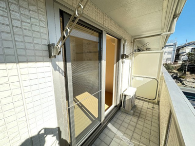 【バルコニー】 | カロス新百合 | バルコニーは南向きです！お洗濯物はお昼からでも乾きそう☆気分転換をするにもおすすめです♪