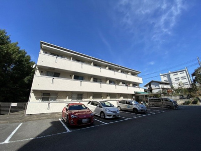 【外観】 | カロス新百合 | 小田急線「新百合ヶ丘」駅まで徒歩9分の3階建てマンションです♪通勤通学はもちろん、お買い物やお出かけにもGood☆