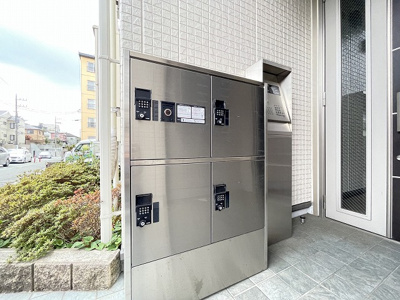 【その他共用部分】 | カロス新百合 | 共用エントランスには宅配BOXがあるので荷物の受け取りもスムーズに♪再配達を依頼する手間が省けます☆