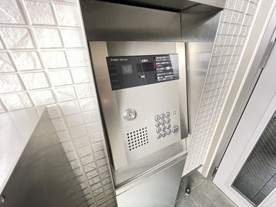 【エントランス】 | カロス新百合 | 防犯対策に有効なオートロック付きのエントランスです！一人暮らしの方も安心ですね♪