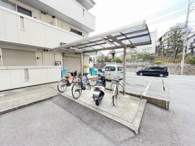 【その他共用部分】 | カロス新百合 | 屋根付きの駐輪場があるので雨が降っても安心です☆荷物が重いときに自転車があれば助かりますね！