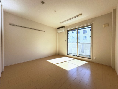 【洋室】 | カロス新百合 | 南向き洋室8.5帖☆バルコニーに繋がるお部屋です♪エアコン付きで1年中快適に過ごせますね☆室内物干しも完備しています◎