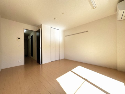 【寝室】 | カロス新百合 | 南向き洋室8.5帖☆ウォークインクローゼットがあります♪お洋服の多い方もお部屋が片付いて快適に過ごせますね♪壁にはピクチャーレールがあり、絵や写真が飾れます☆