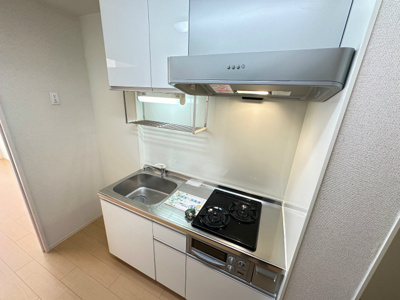 【キッチン】 | カロス新百合 | 2口ガスコンロ/グリル付きシステムキッチンです☆場所を取るお鍋やお皿もすっきり収納できます♪