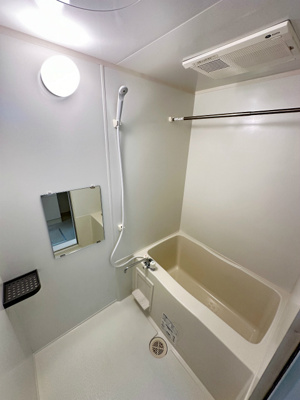 【浴室】 | カロス新百合 | 浴室暖房乾燥機＆物干しバー付きバスルーム！外に干せないお洗濯物もすっきり乾きます♪お風呂に浸かって一日の疲れもリフレッシュ☆