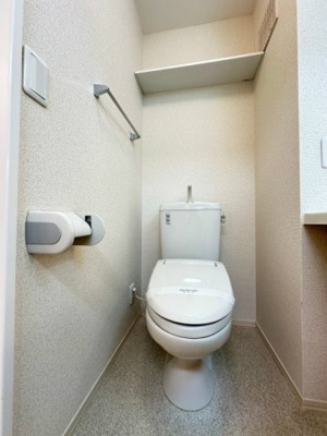 【トイレ】 | カロス新百合 | 人気のバストイレ別です♪小物を置ける便利な棚やタオルハンガーも付いています♪冬に特に嬉しい暖房便座機能も完備◎