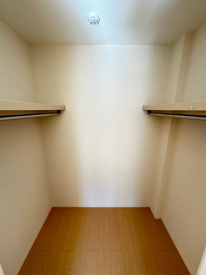 【収納】 | カロス新百合 | 洋室8.5帖のお部屋にあるウォークインクローゼットです♪たっぷり収納できてお洋服や荷物が多くてもお部屋すっきり☆