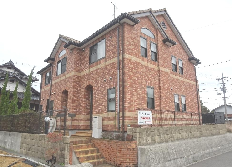 カーサマルナの外観|煉瓦貼のヨーロピアンな外観が緑に映えます！