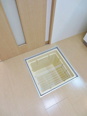 【収納】 | フェリシア コート | キッチンスペースにある床下収納です☆食品・日用品の保存に便利ですよね☆調味料などの買い置きにもぴったり♪
