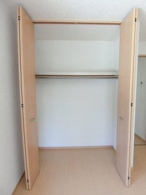 【収納】 | フェリシア コート | 洋室6.5帖のお部屋にあるクローゼットです♪大切なお洋服もしわにならないようにハンガーがけができます☆