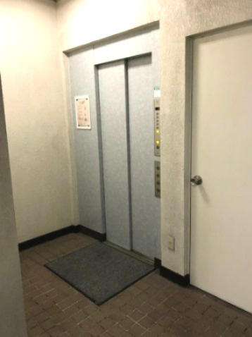 大澤ビルのエントランス