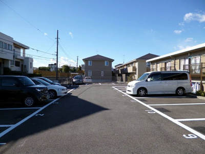 【駐車場】 | カーサヴィエントⅡ | いつでも目の届く敷地内に駐車場があります♪荷物がかさばりがちなお買物にも、敷地内駐車場があると便利ですよね☆