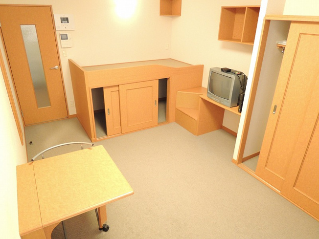 【居間・リビング】 | レーブ  | 1階はフローリング、2階以上はカーペットタイプとなります。