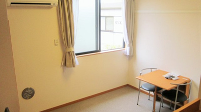 【居間・リビング】 | レーブ  | 1階はフローリング、2階以上はカーペットタイプとなります。
1階のお部屋は掃き出し窓になります。