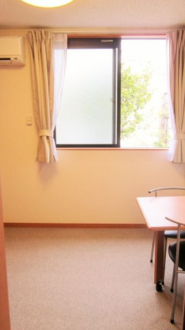 【内装】 | レーブ  | 1階はフローリング、2階以上はカーペットタイプとなります。
1階のお部屋は掃き出し窓になります。