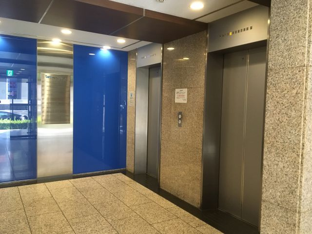 東自機ビルのエントランス