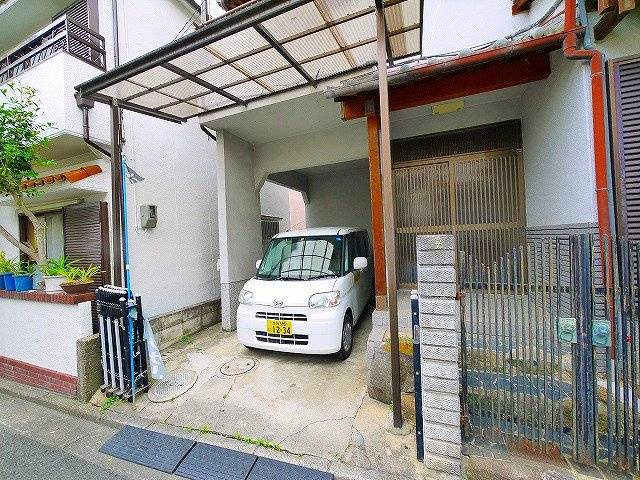 小泉町一戸建の駐車場
