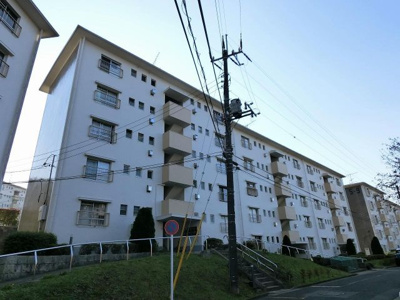 【外観】 | 宮向団地五街区八号棟 | 横浜市営地下鉄ブルーライン「片倉町」駅徒歩23分