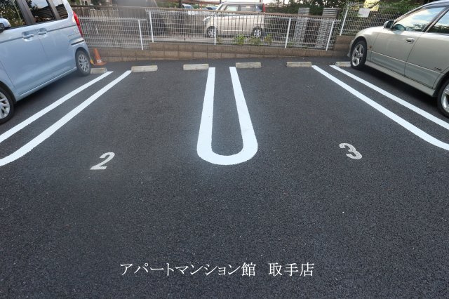 ブランシュ　フルールの駐車場