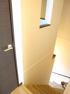 【ロビー】 | プラム | 2階のお部屋へは、内階段を上ります。