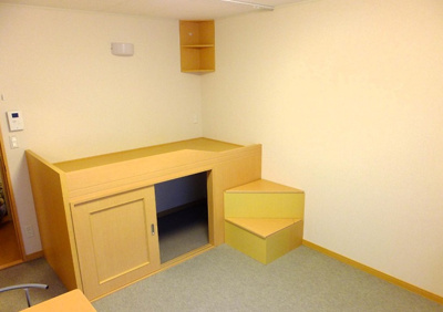 【居間・リビング】 | プラム | 収納付きのベットが完備されています。