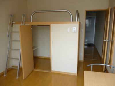 【居間・リビング】 | プラム | 収納付きのベットが完備されています。