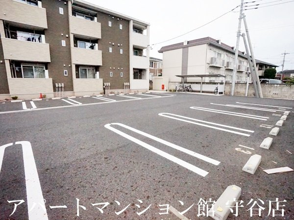 クローバーの駐車場