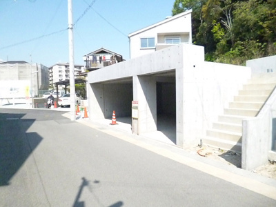 【外観】 | 舞子台２丁目Ｂ号地 | 大型堀込車庫２台分と二輪車置き場