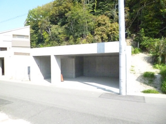 【外観】 | 大型堀込車庫２台分と二輪車置き場
