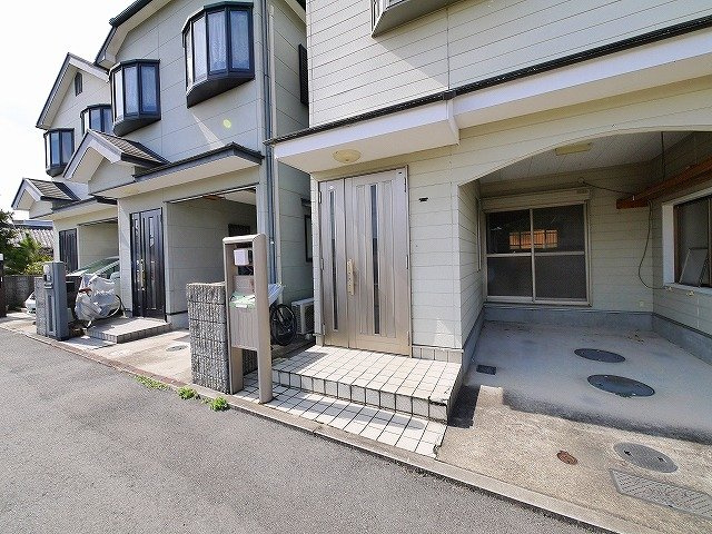萩原町一戸建のエントランス