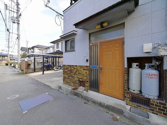 南田原町一戸建の玄関|シンプルで使いやすい玄関です