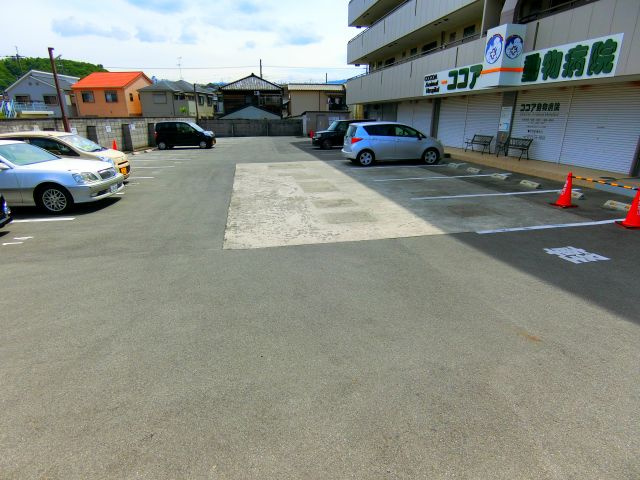 エレガントライフマンションの駐車場