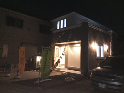 【外観】 | さいたま市緑区三室デザイナーズハウス新築全1棟　 | 壁面照明が付いた、おしゃれな外観です