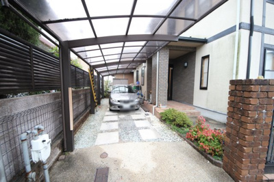 【駐車場】 | 大津市真野6丁目33-1　中古戸建 | カーポート付駐車スペース、ゆったり二台可能