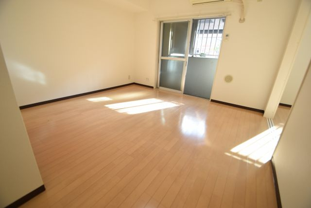 ミリアビタ№１３の居間・リビング|こちらのリビングで趣味の時間をお楽しみください