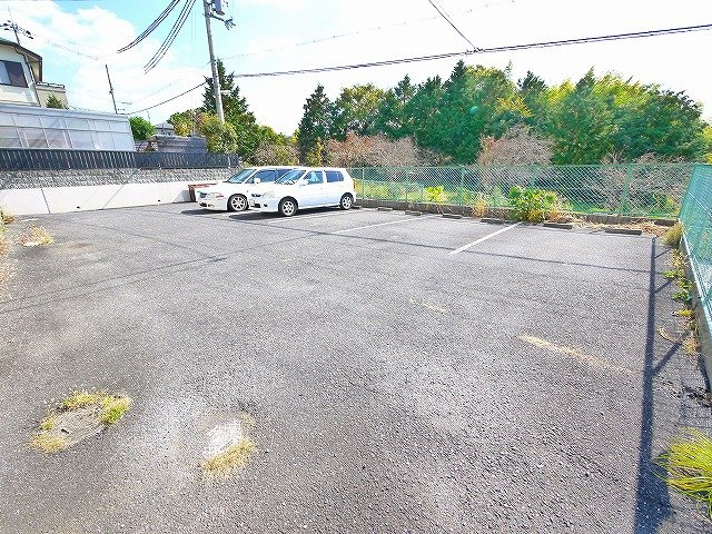 サンシャイン高円の駐車場|駐輪場も広くて停めやすいですよ。
