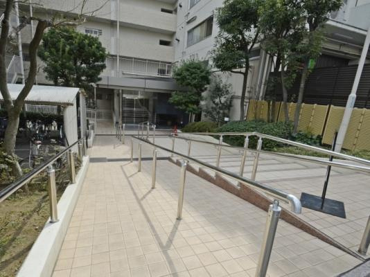 トーカンマンション加賀公園のエントランス