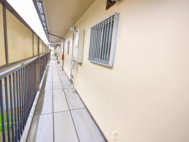 ホームズ飛鳥のその他共用部分|ゆったりとした共用廊下です。