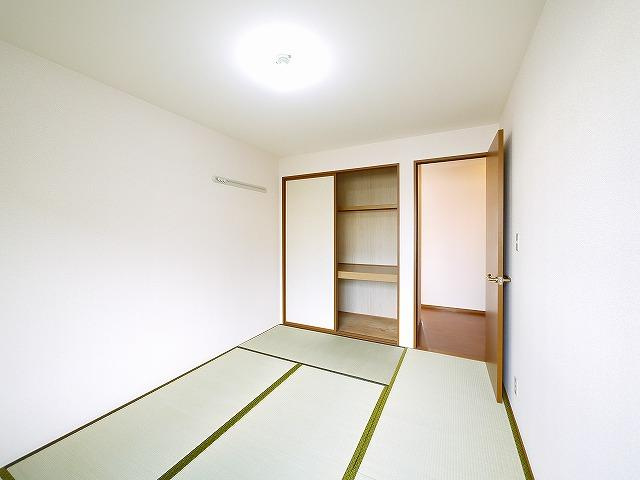 ラフィーネ結崎　Ｂ棟の和室|各居室に収納スペースありです